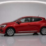 Красный Renault Clio 2023 года, вид сбоку в студийной обстановке