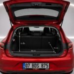 Открытый багажник красного Renault Clio 2023 года с размерами багажника: высота 70 см, ширина 98 см, глубина 75 см