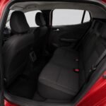 Задние сиденья и дверные детали красного Renault Clio 2023 года