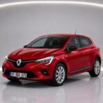 Красный автомобиль Renault Clio 2023 года из региона Анталья, Белек, в студийной съемке спереди и сбоку