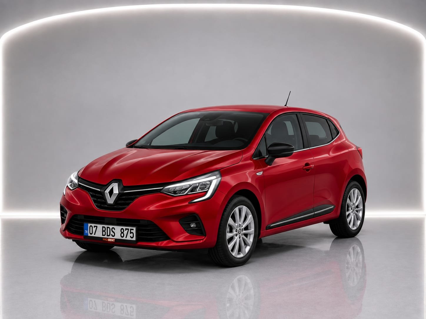 Красный автомобиль Renault Clio 2023 года из региона Анталья, Белек, в студийной съемке спереди и сбоку