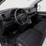 Direksiyon, gösterge paneli ve ön koltuğu görülen Opel Zafira içi