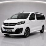 Opel logosu görünen beyaz Opel Zafira’nın önden çapraz görünümü