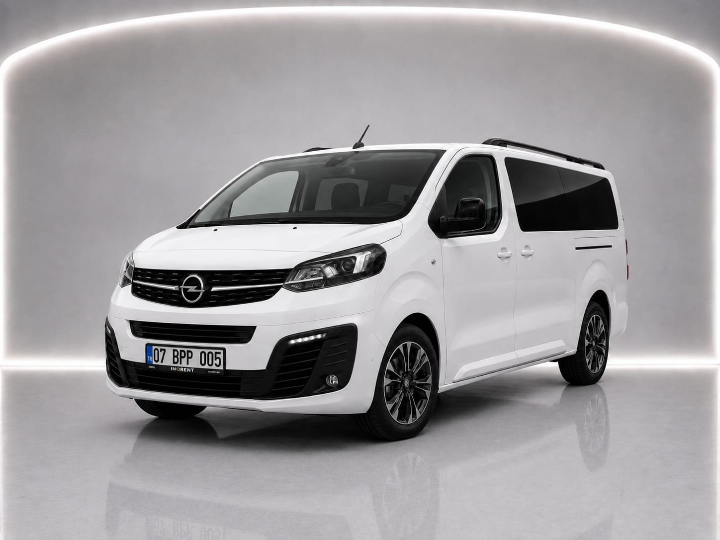 Opel logosu görünen beyaz Opel Zafira’nın önden çapraz görünümü