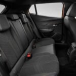 Заднее пассажирское сиденье Peugeot 2008 2023 года с тёмной отделкой салона