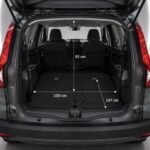 Geöffneter Kofferraum eines Dacia Jogger A/T 7 Seater von 2024 mit eingezeichneten Maßen von 92 cm Höhe, 100 cm Breite und 147 cm Tiefe.