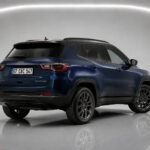 Темно-синий Jeep Compass, вид сзади сбоку на нейтральном студийном фоне