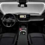 Салон Jeep Compass 2026 года с рулевым колесом, приборной панелью, центральным дисплеем и центральной консолью