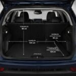 Открытый багажник Jeep Compass с обозначенными размерами высоты, ширины и глубины