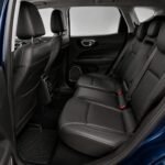 Задний пассажирский салон синего Jeep Compass с чёрными кожаными сиденьями