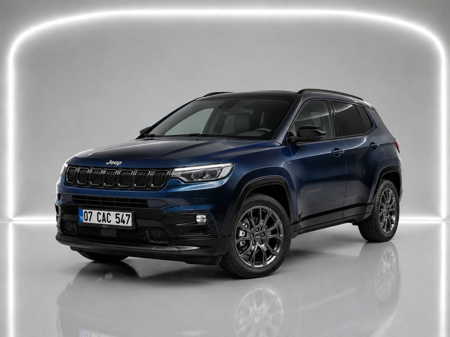 Темно-синий Jeep Compass 2026 года на студийном снимке спереди сбоку