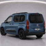 Mavi renkte 2026 model Fiat Doblo markalı araç arkadan çekilmiş, araç duruyor