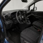 2026 model mavi Fiat Doblo aracın ön iç mekanı ve sürücü koltuğu