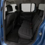 Açık mavi 2026 model Fiat Doblo'nun arka koltukları ve iç mekanı