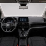 2026 model Fiat Doblo'nun direksiyon, gösterge paneli ve ön konsol detayları