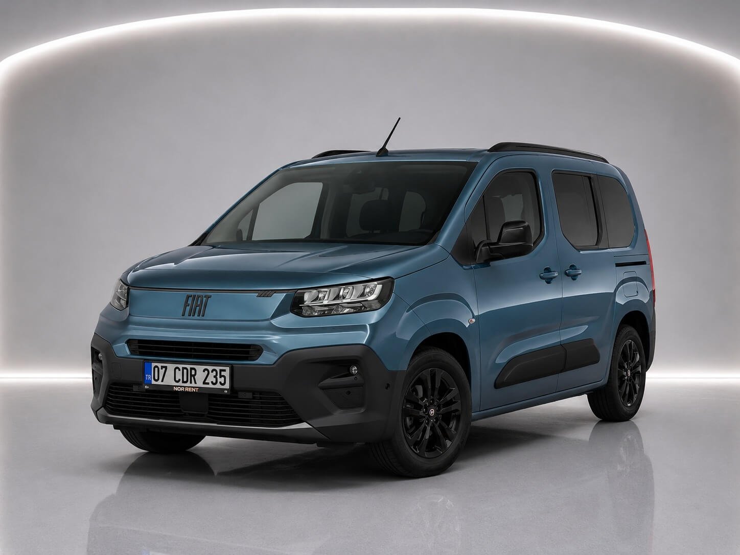 Mavi renkli 2026 model Fiat Doblo araç, Belek Antalya'da stüdyo ortamında çekilmiş