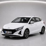 Weißes Hyundai i20 Auto 2024, aufgenommen im Studio aus der vorderen Dreiviertelansicht