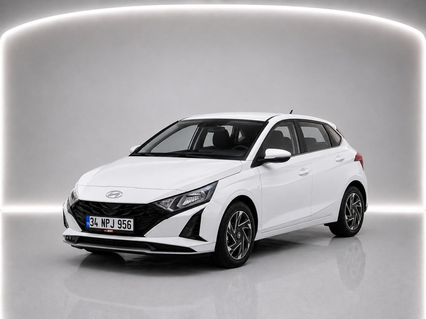Weißes Hyundai i20 Auto 2024, aufgenommen im Studio aus der vorderen Dreiviertelansicht