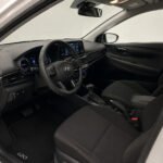 Innenraum des Hyundai i20 2024 mit Lenkrad, Armaturenbrett und Vordersitzen
