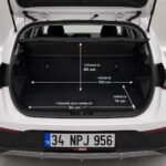 Offener Kofferraum eines weißen Hyundai i20 2024 mit Maßen: Breite 100 cm, Höhe 80 cm, Tiefe 74 cm, Ladeöffnung Breite 90 cm