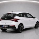Weißer Hyundai i20 Modell 2024, von hinten und seitlich in Studioaufnahme