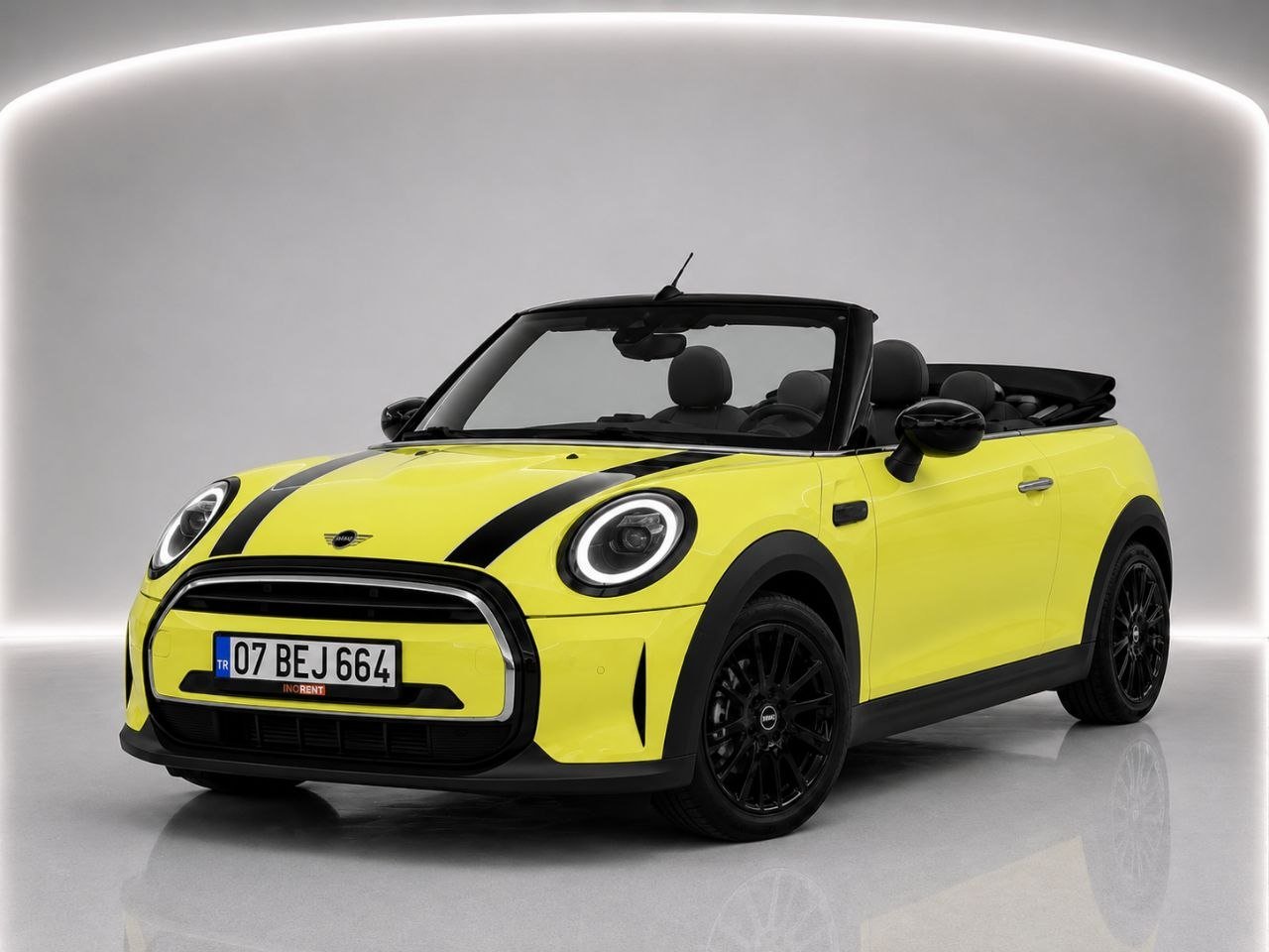 Sarı renkli 2023 model Mini Cooper Cabrio kabriyo, siyah şeritli ve açık tavanlı Antalya Belek'te park edilmiş