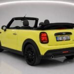 2023 model sarı Mini Cooper Cabrio arka ve yan görünümü, Belek Antalya'da