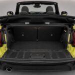 Açık arka bagajıyla sarı Mini Cooper Cabrio, 2023 model