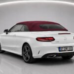 Weißes Mercedes C200 Cabrio Modell 2023 mit bordeauxrotem Softtop, Belek Antalya Nummernschild, Studioaufnahme