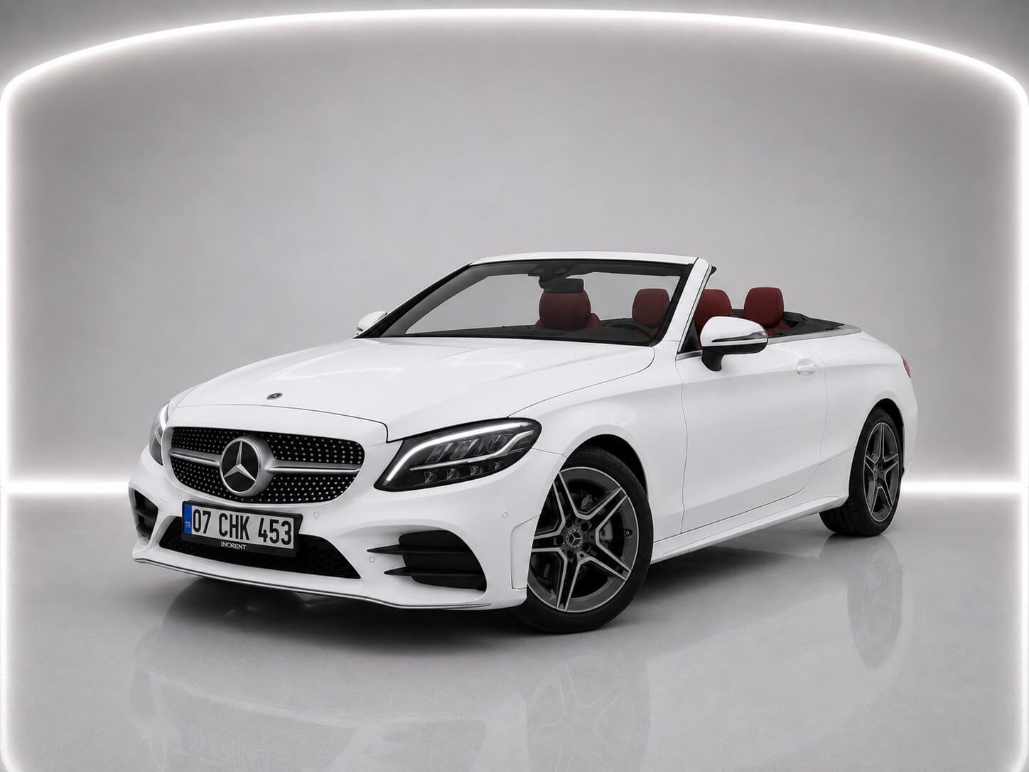 Weißer Mercedes C200 Cabrio 2023 mit rotem Interieur, aufgenommen in Antalya Belek