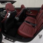 2023 Mercedes C200 Cabrio mit bordeauxroten Ledersitzen und Innenraumsdetails