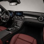 Innenraum des Mercedes C200 Cabrio 2023 mit roten Ledersitzen und modernem Design