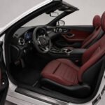 Innenraum eines weißen Mercedes C200 Cabrio 2023 mit rotem Ledersitz