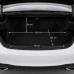 Offener Kofferraum eines weißen Mercedes C200 Cabrio mit Maßangaben